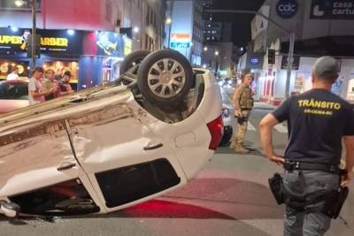 Carro avança preferencial e provoca capotamento em Criciúma