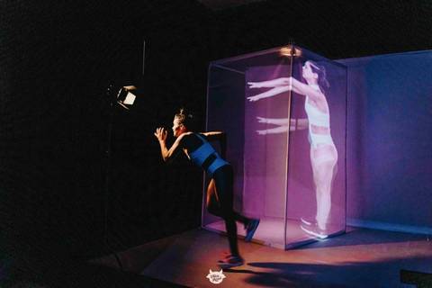 Espetáculo gratuito trabalha imaginação e realidade no palco do Teatro Elias Angeloni em Criciúma