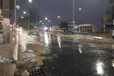Vazamento de água causa transtornos na avenida Centenário e exige atenção de motoristas em Criciúma