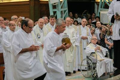Homenagem a padres veteranos na bênção dos Santos Óleos