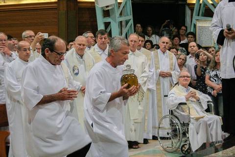 Homenagem a padres veteranos na bênção dos Santos Óleos