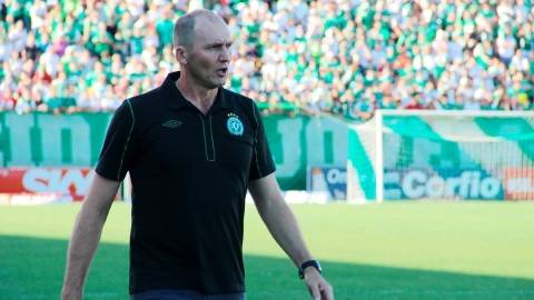 'O Criciúma está com a perninha para cima hoje', diz técnico da Chape após vitória na Série A
