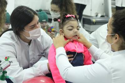 Olhar com amor: a desospitalização de crianças com atuação multiprofissional 
