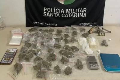 Polícia desarticula esquema de tele-entrega e encontra revólver em casa de jovem