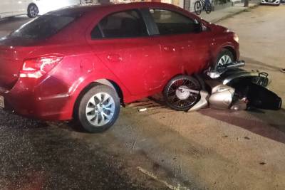Mulher fica ferida em acidente entre carro e moto