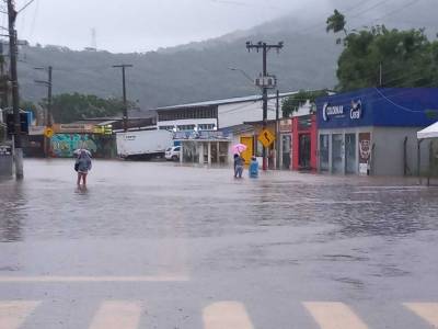 Chuva intensa volta a castigar Santa Catarina provocando mortes e estragos 