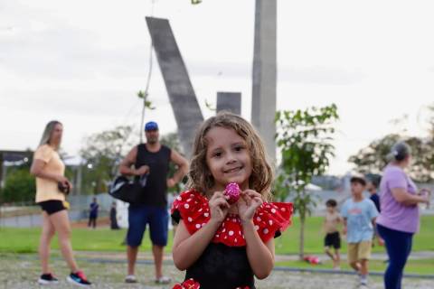 Mais de mil crianças participam da caça aos ovos de Páscoa nos parques de Criciúma