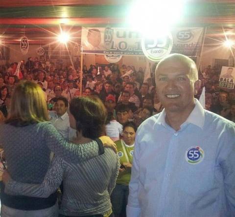 Evandro e Fernando fazem comício na Praia da Caçamba 