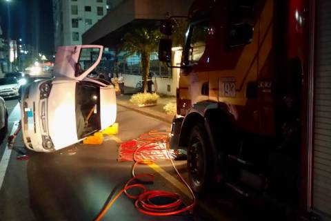 Motorista colide contra carros estacionados e tomba veículo no Centro de Criciúma