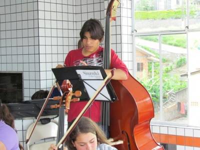  Parceria visa aulas de música clássica para crianças carentes 