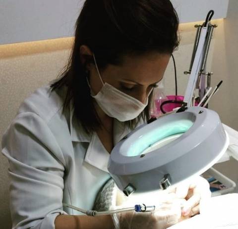 Após trauma, mulher ajuda pessoas com dores crônicas
