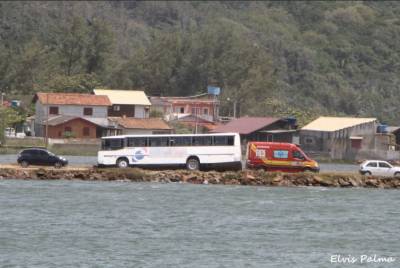 Ônibus quase cai no mar em Laguna