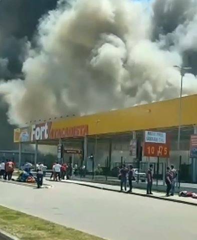 Santa Catarina: loja de rede atacadista é atingida por incêndio em Florianópolis