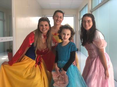 Menina de oito anos celebra o fim da radioterapia com um momento de alegria