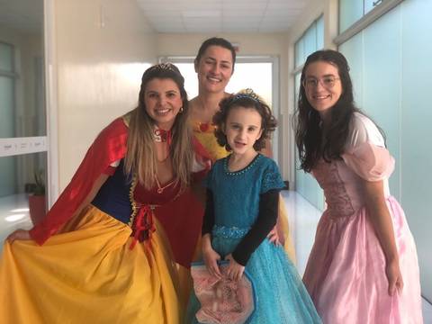 Menina de oito anos celebra o fim da radioterapia com um momento de alegria