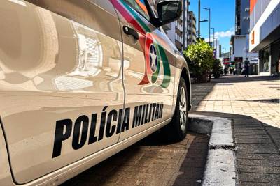 PM flagra motociclista com espingarda e munições em Jaguaruna