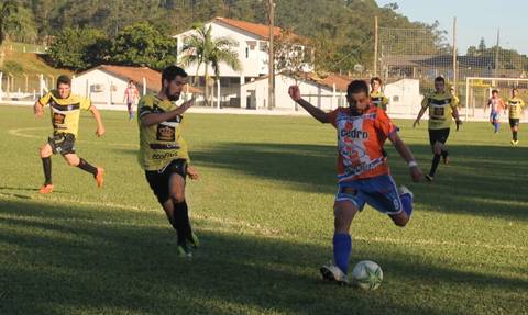Municipal de futebol de campo tem decisão neste domingo