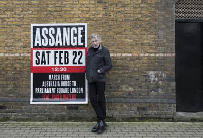 Co-fundador do Pink Floyd se junta à manifestação a favor de Assange em Londres