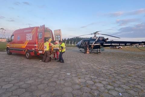 Motociclista envolvida em colisão frontal em Balneário Gaivota morre no hospital 