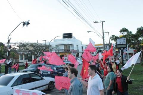 Centro de Içara recebe movimento dos candidatos Murialdo e Sandro