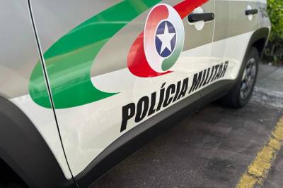 Após denúncia de tráfico de drogas, homem é preso e adolescente apreendido