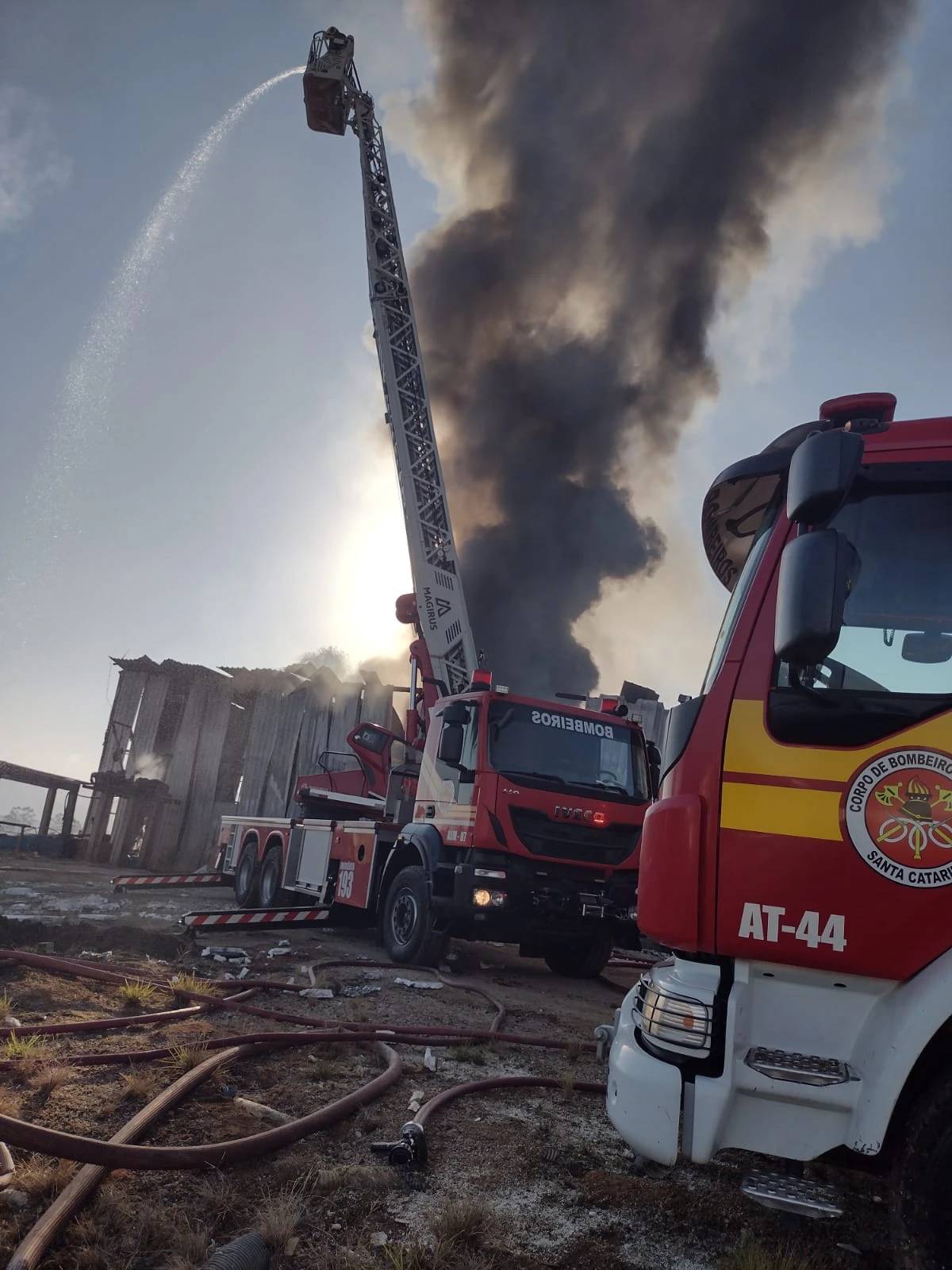 Incêndio de grandes proporções atinge indústria de isopor; veja fotos — foto 3