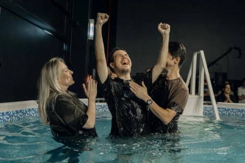 Primeiro batismo de 2026 mobiliza mais de 400 pessoas na Abba Pai Church