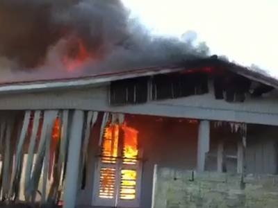 Casa é consumida pelo fogo no Balneário Rincão (vídeo)