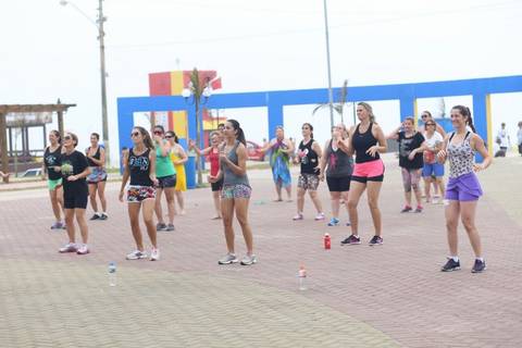 Sábados e domingos têm ginástica na Praça Central  