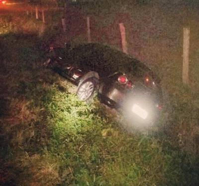 Motorista abandona veículo após saída de pista
