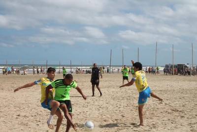 Favoritos vencem e lideram o Praião