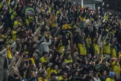 Fotos: torcedores celebram a vitória da Seleção Brasileira de Vôlei em Criciúma