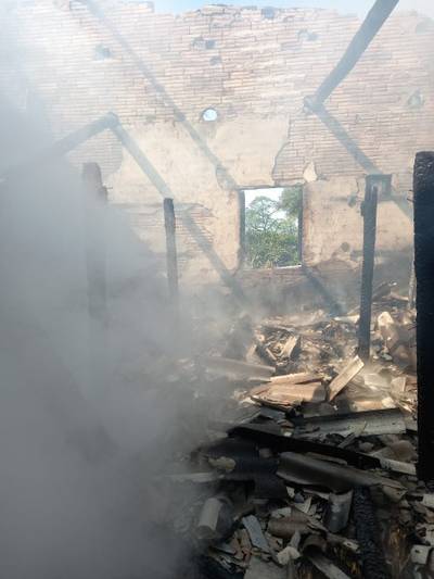 Parte do telhado de estufa de fumo colapsa após incêndio em Criciúma