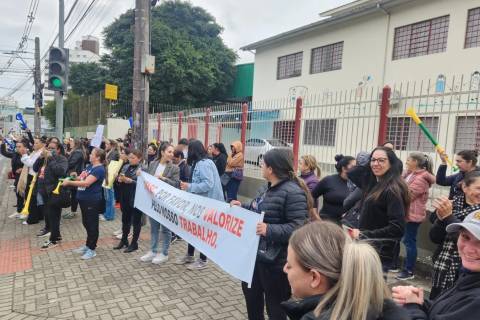 Fotos e vídeo: em quarto dia de greve, professores da Afasc protestam na avenida Centenário