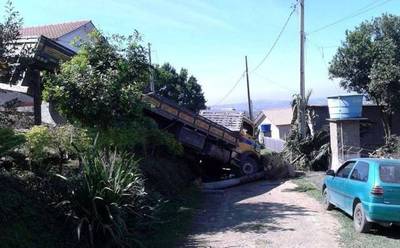 Caminhão desgovernado danifica residências