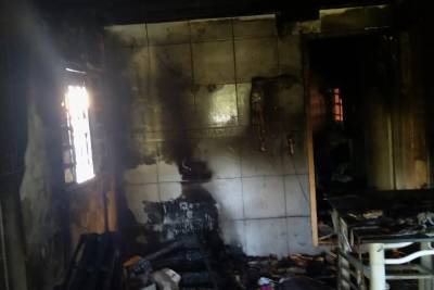 Casa é parcialmente destruída após ser atingida por chamas em Criciúma