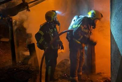 Vídeos: edificação ocupada por pessoas em situação de rua é destruída por incêndio e demolida em Criciúma