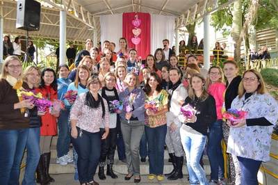 Emocionadas, mães professoras recebem flores na Satc