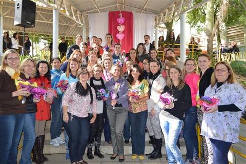 Emocionadas, mães professoras recebem flores na Satc
