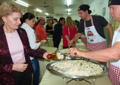 Massas temperadas com dedicação e solidariedade em jantar