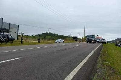 Grave acidente interdita BR-101 em Sangão; seis ficaram feridos