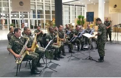 Banda do 28º GAC faz apresentação no Nações Shopping