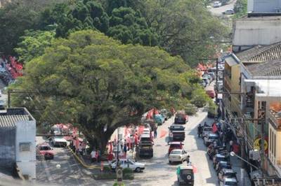 Mil pessoas abraçam simbolicamente Urussanga
