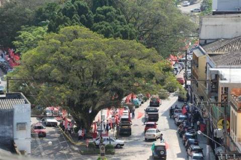 Mil pessoas abraçam simbolicamente Urussanga