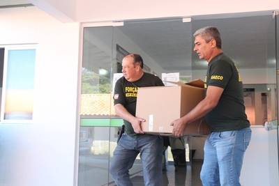 Três servidores públicos de Orleans são presos em operação do Gaeco