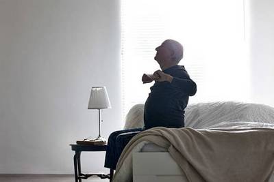 Idoso que dormiu no chão por cama não entregue será ressarcido por loja 