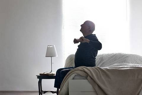 Idoso que dormiu no chão por cama não entregue será ressarcido por loja 