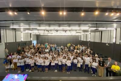 Vencedores do Prêmio Acic de Língua Portuguesa recebem as medalhas da primeira edição