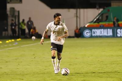 Criciúma estuda renovação de empréstimo de lateral-direito do Corinthians