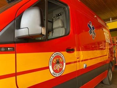 Mulher fica com braço preso em máquina industrial após acidente de trabalho 